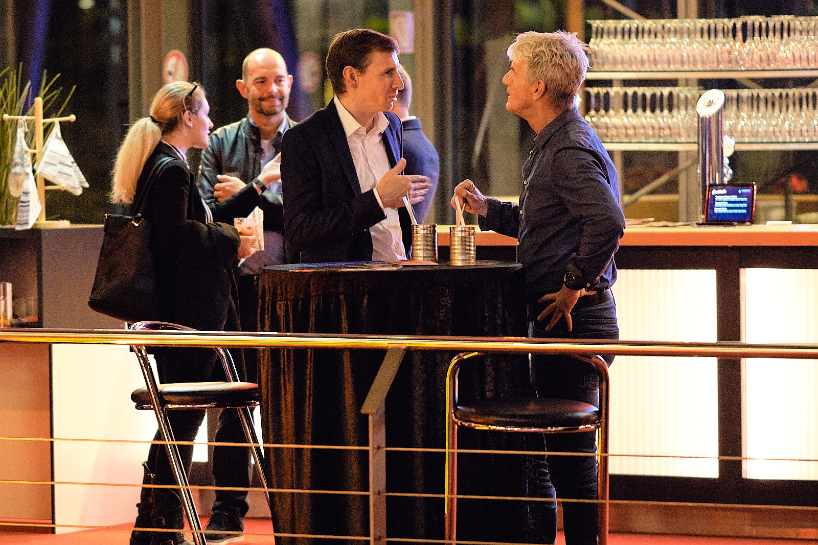 Personen unterhalten sich auf einem Networking Event