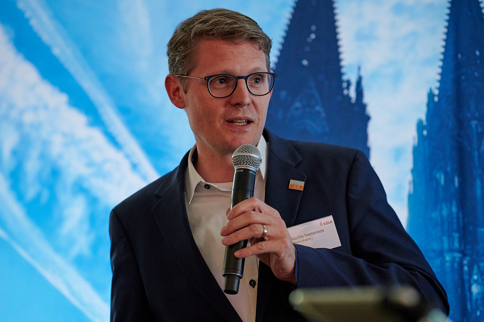 Martin Sörensen, GM des Hilton Cologne, hält eine Begrüßungsrede