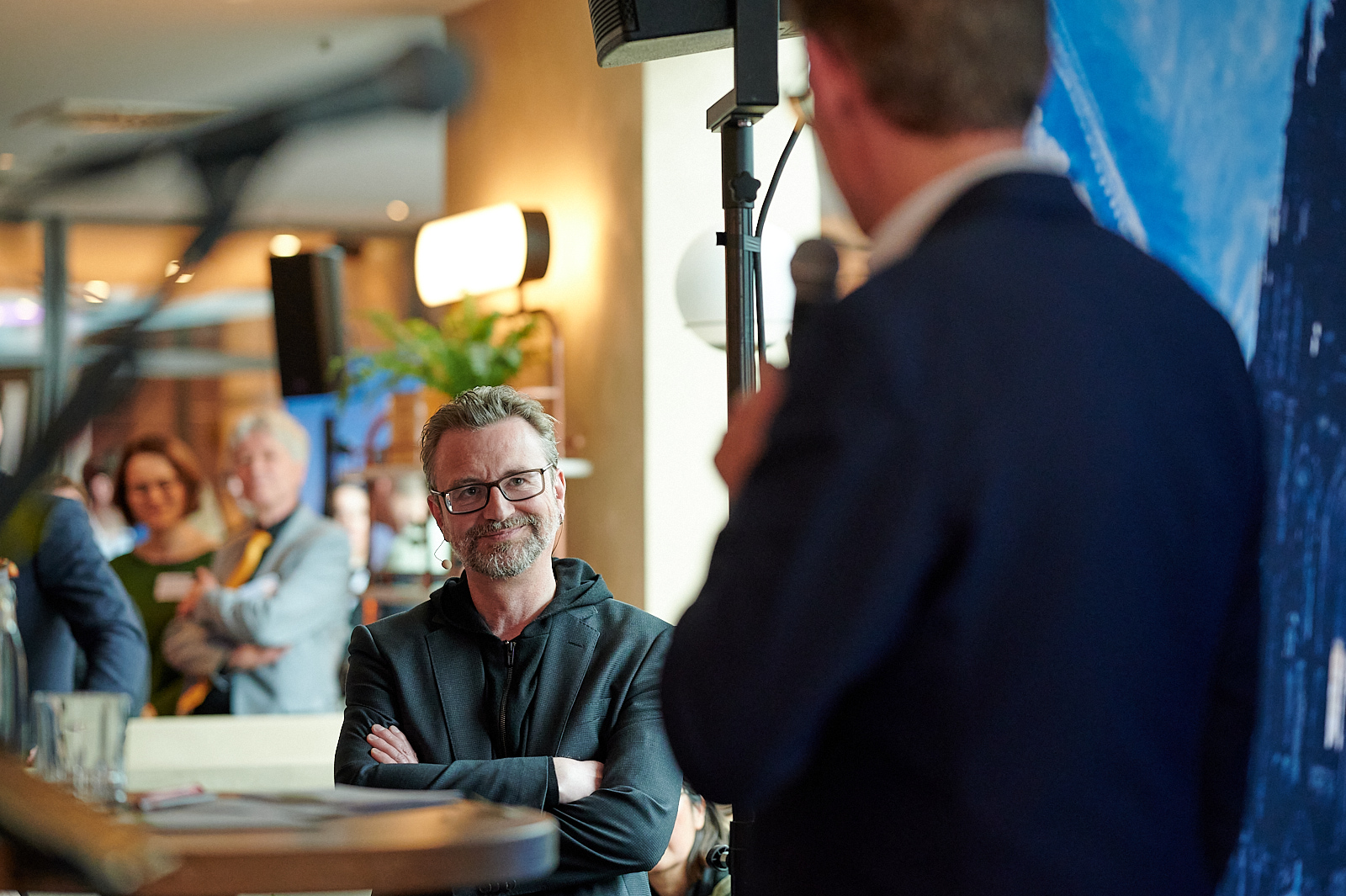 Dr. Jürgen Amann, Geschäftsführer von KölnTourismus und Martin Sörensen, GM des Hilton Cologne bei der Begrüßungsrede des Networking Events