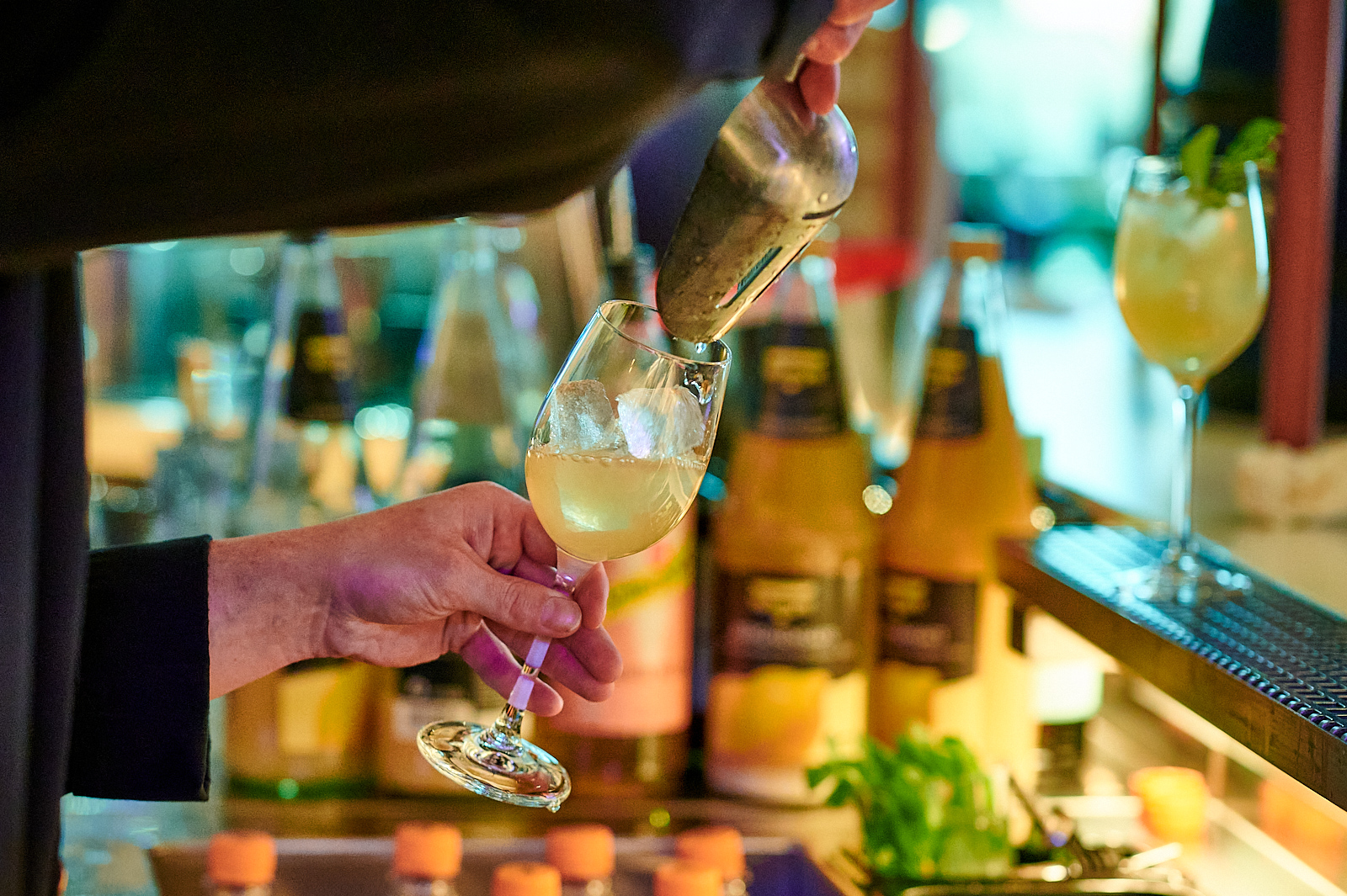 Ein Glas Lillet wird befüllt