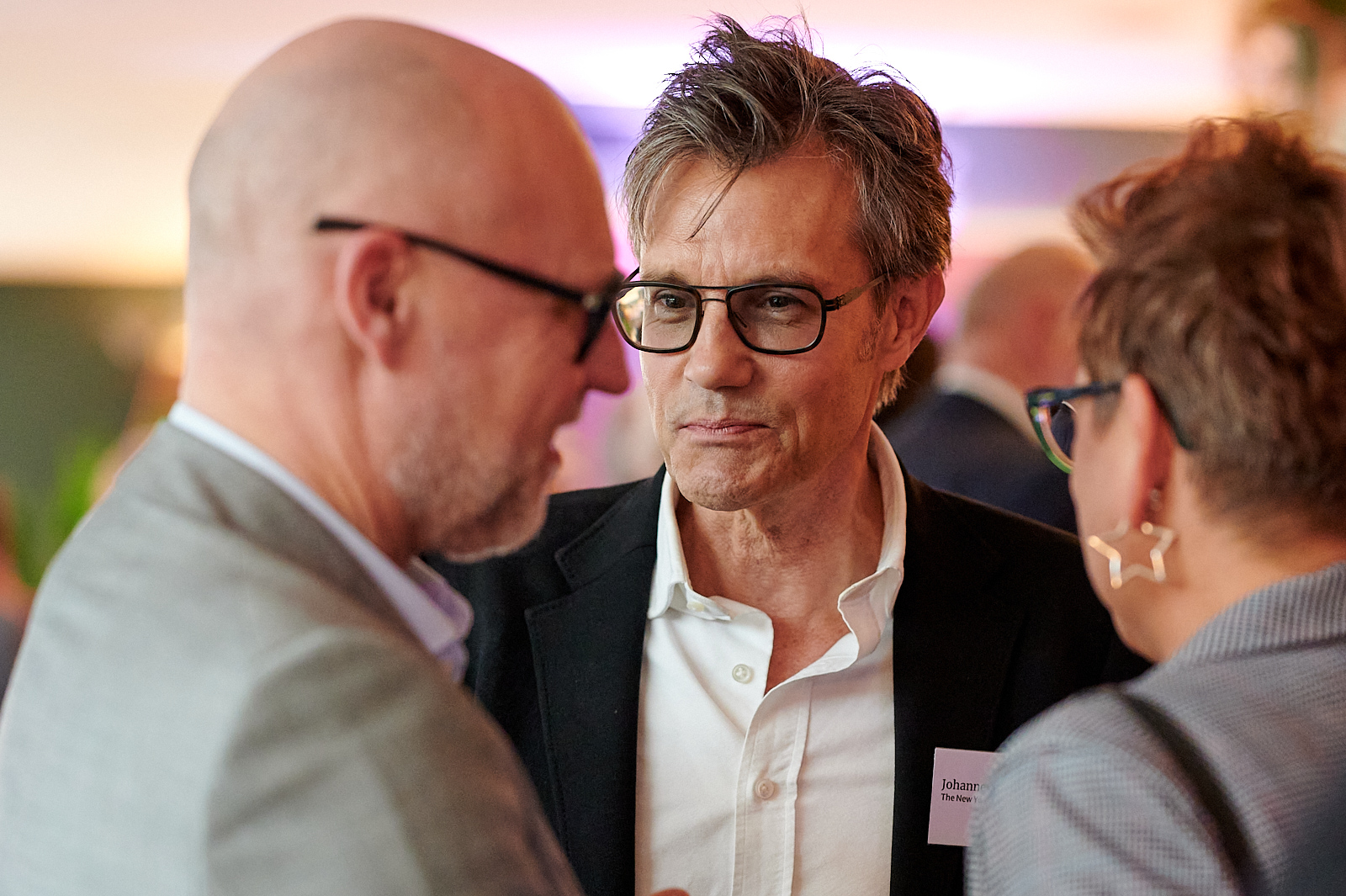 Gäste unterhalten sich beim Networking in der Pigeon Post Bar
