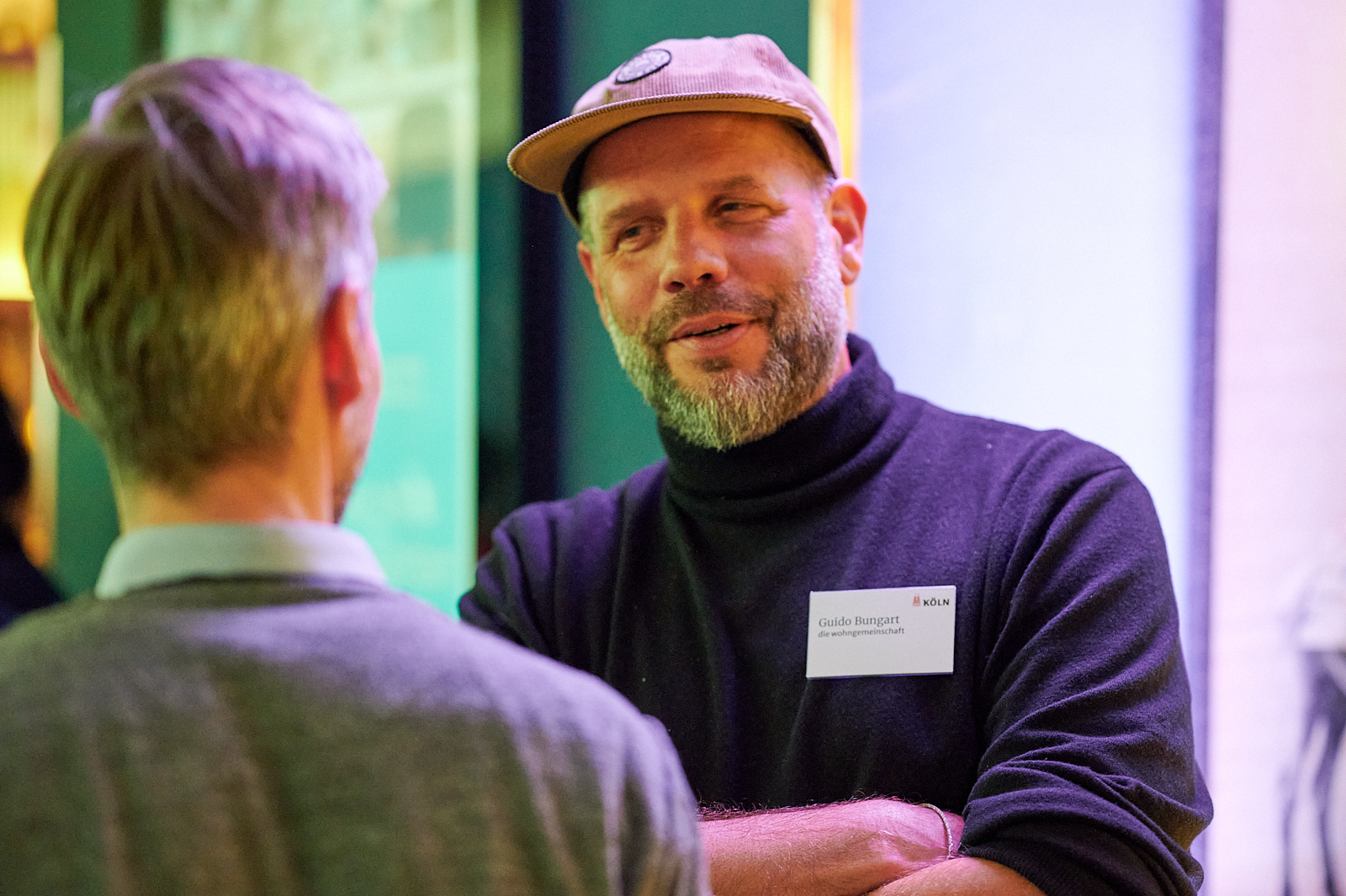 Gäste unterhalten sich beim Networking