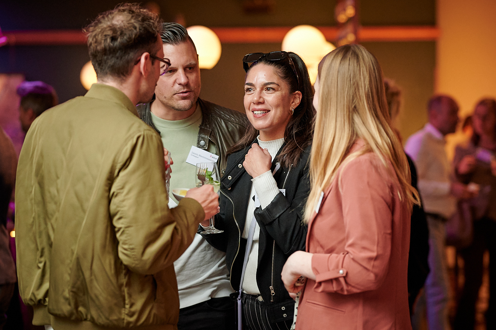 Gäste unterhalten sich auf dem Networking Event