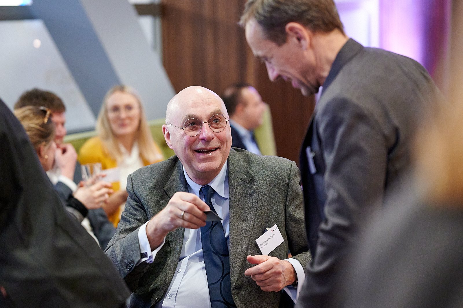 Gäste unterhalten sich beim Networking