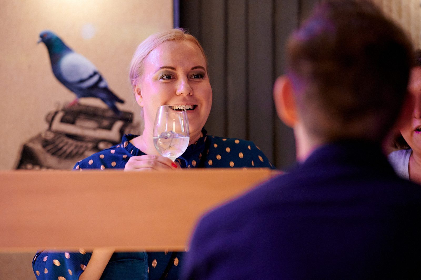 Gäste beim Networking in der Pigeon Post Bar