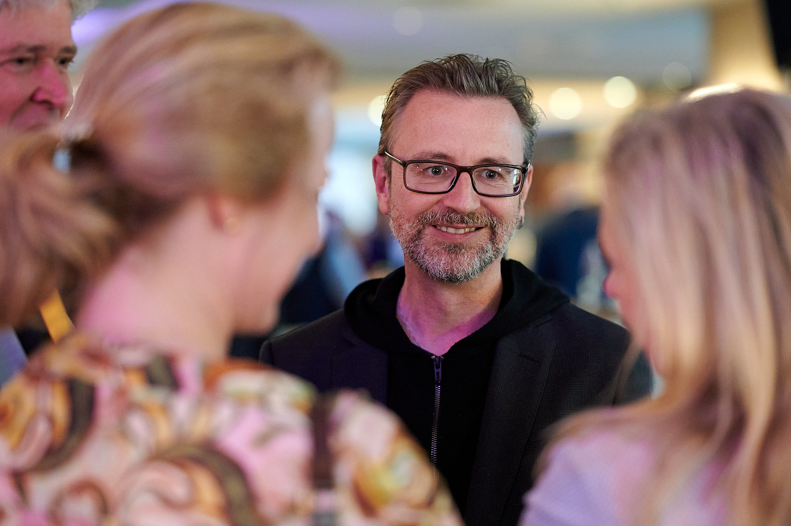 Dr. Jürgen Amann, Geschäftsführer der KölnTourismus GmbH unterhält sich mit Gästen