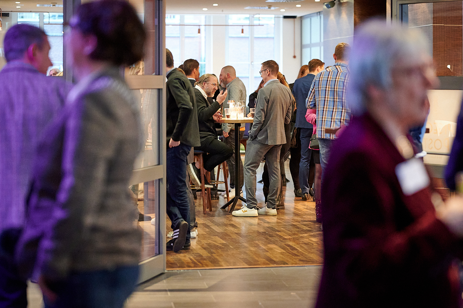 Gäste Unterhalten sich in der Lounge der Pigeon Post Bar