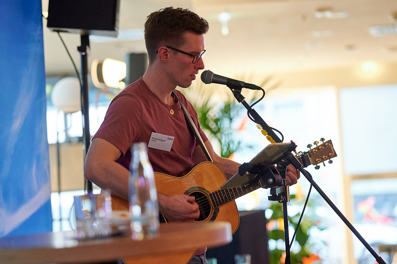 Musiker singt und spielt Gitarre beim Networking