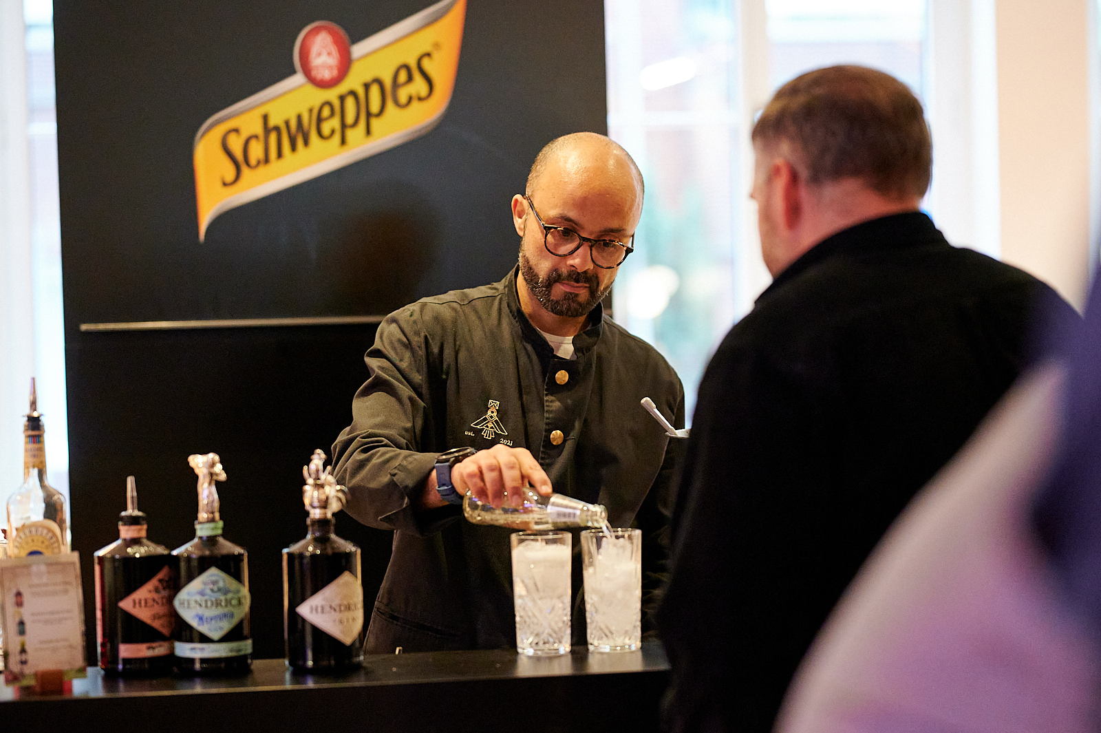 Gin Tonic-Stand von Schweppes in der Lounge der Pigeon Post Bar