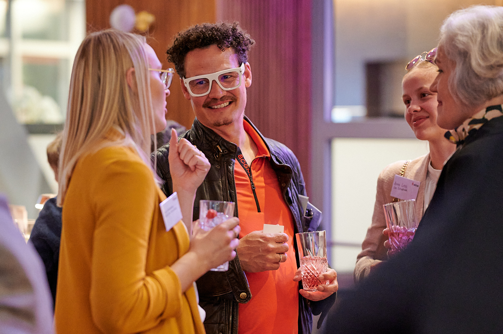 Gäste unterhalten sich auf der Networking Veranstaltung