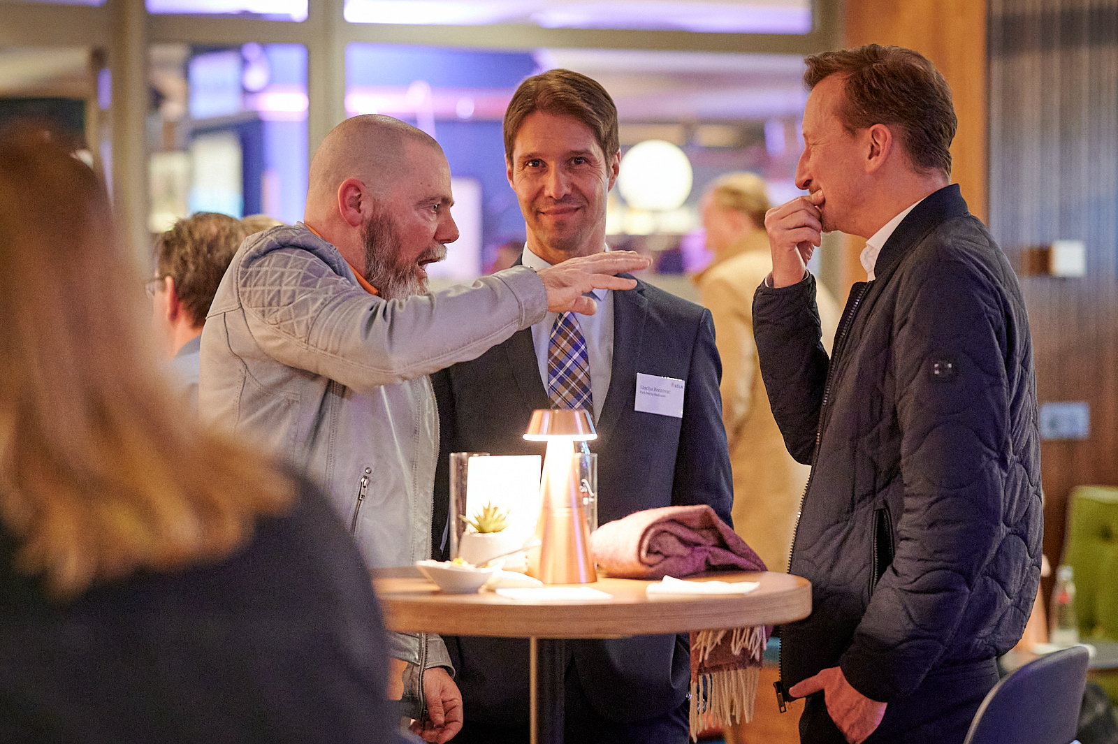 Gäste unterhalten sich auf der Networking Veranstaltung