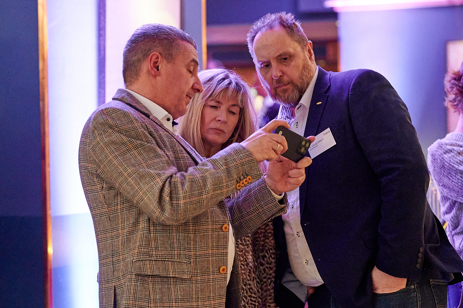 Gäste unterhalten sich auf der Networking Veranstaltung