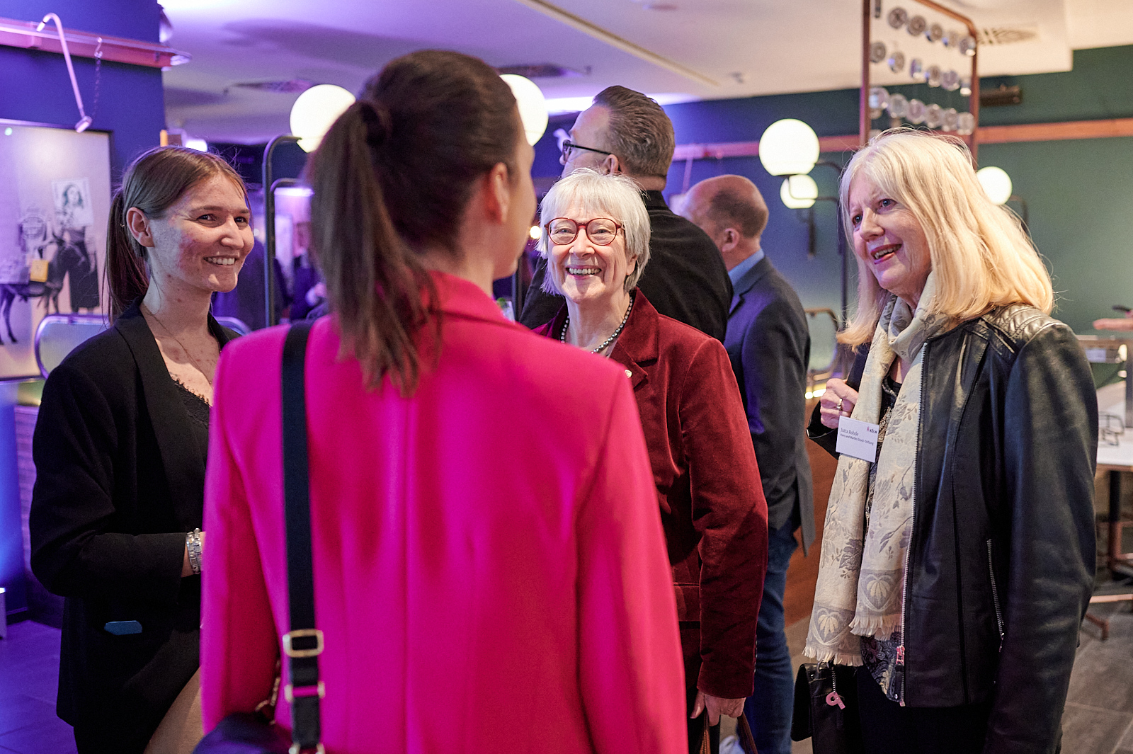 Gäste unterhalten sich auf der Networking Veranstaltung