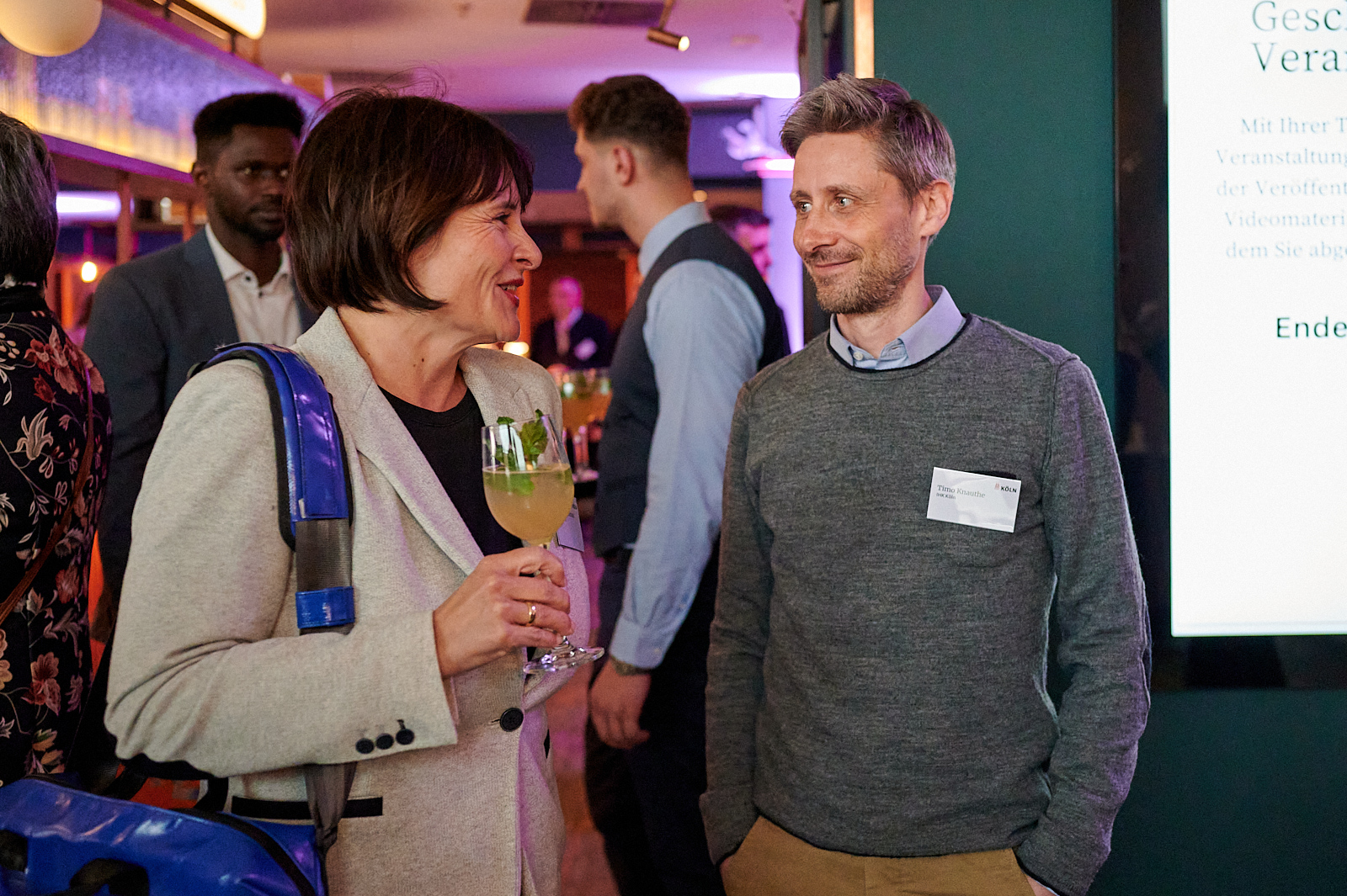Gäste unterhalten sich auf der Networking Veranstaltung