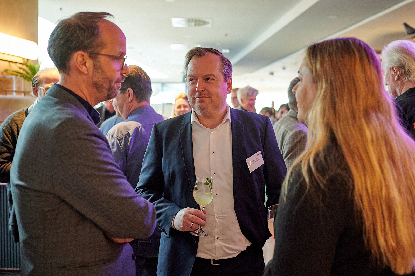 Gäste unterhalten sich auf der Networking Veranstaltung