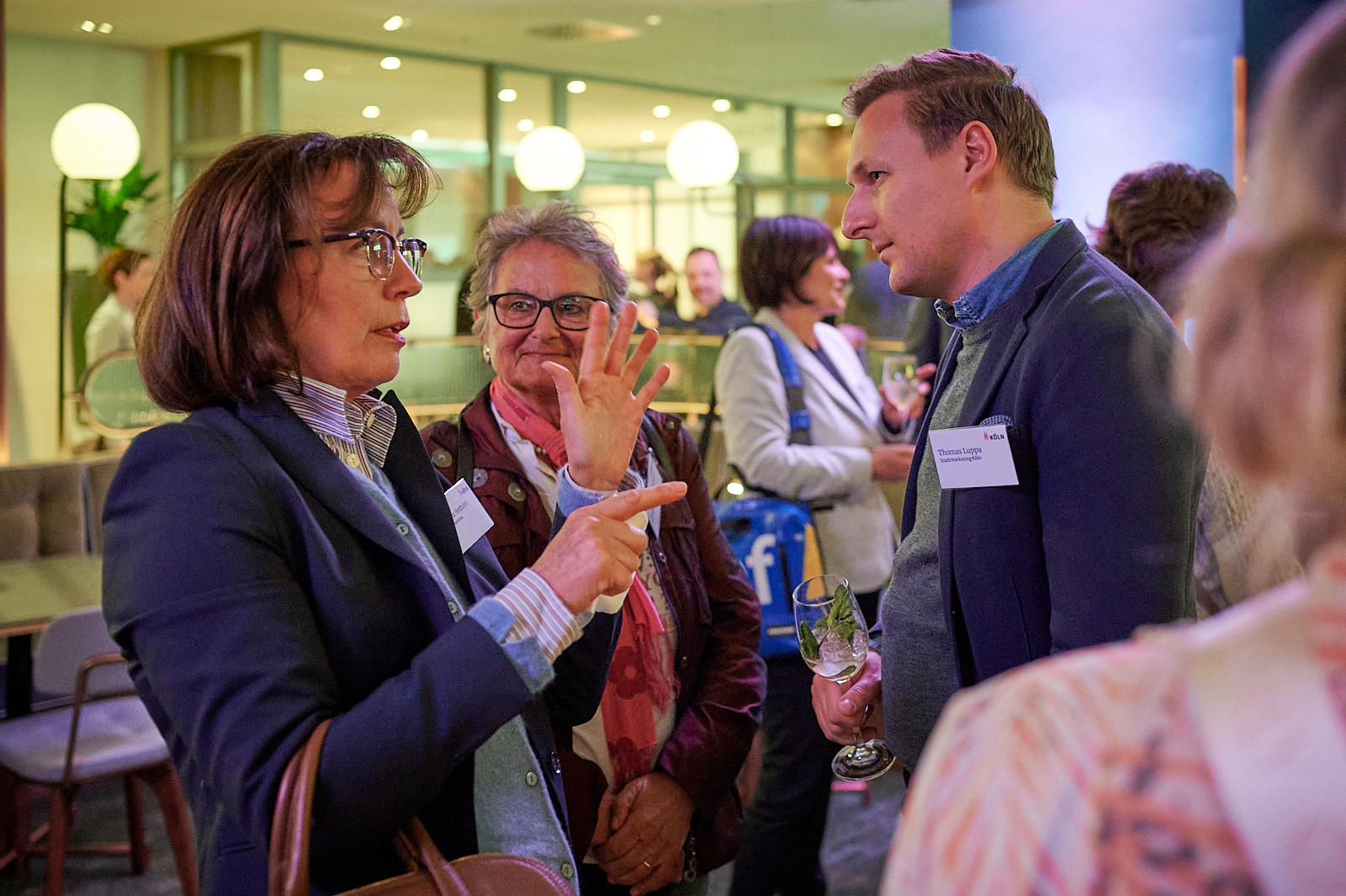 Gäste unterhalten sich auf der Networking Veranstaltung