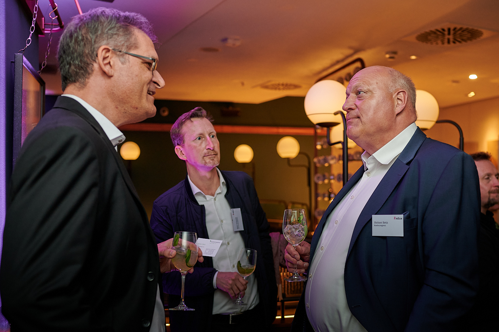 Gäste unterhalten sich beim Networking Event