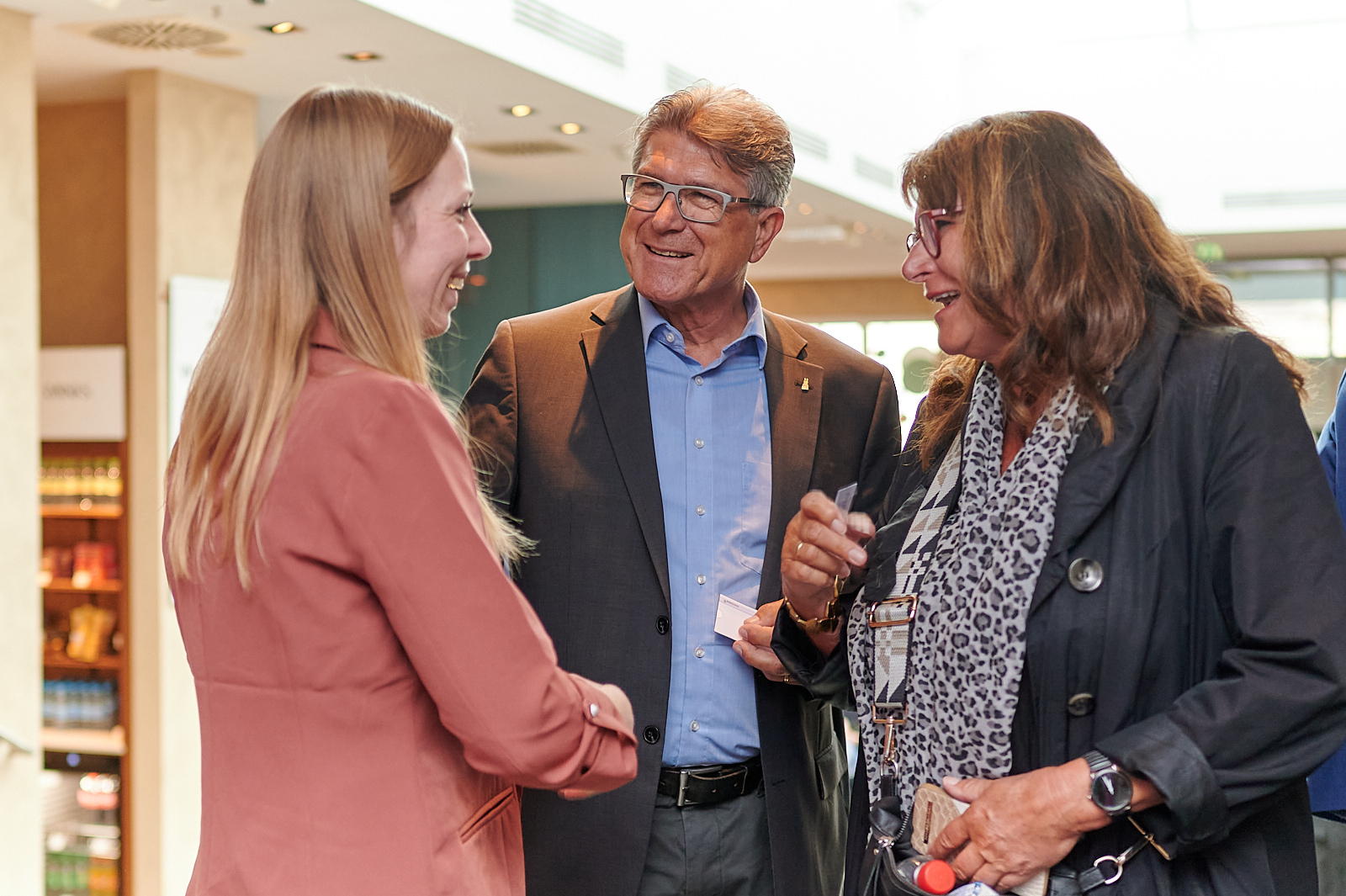 Gäste unterhalten sich beim Networking Event