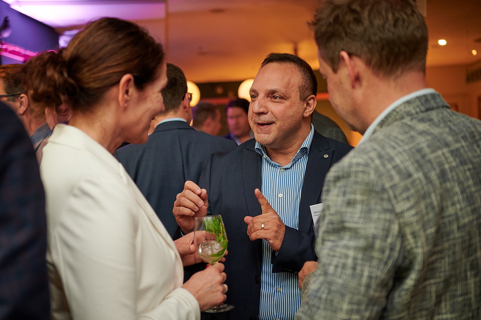 Menschen unterhalten sich beim Networking Event