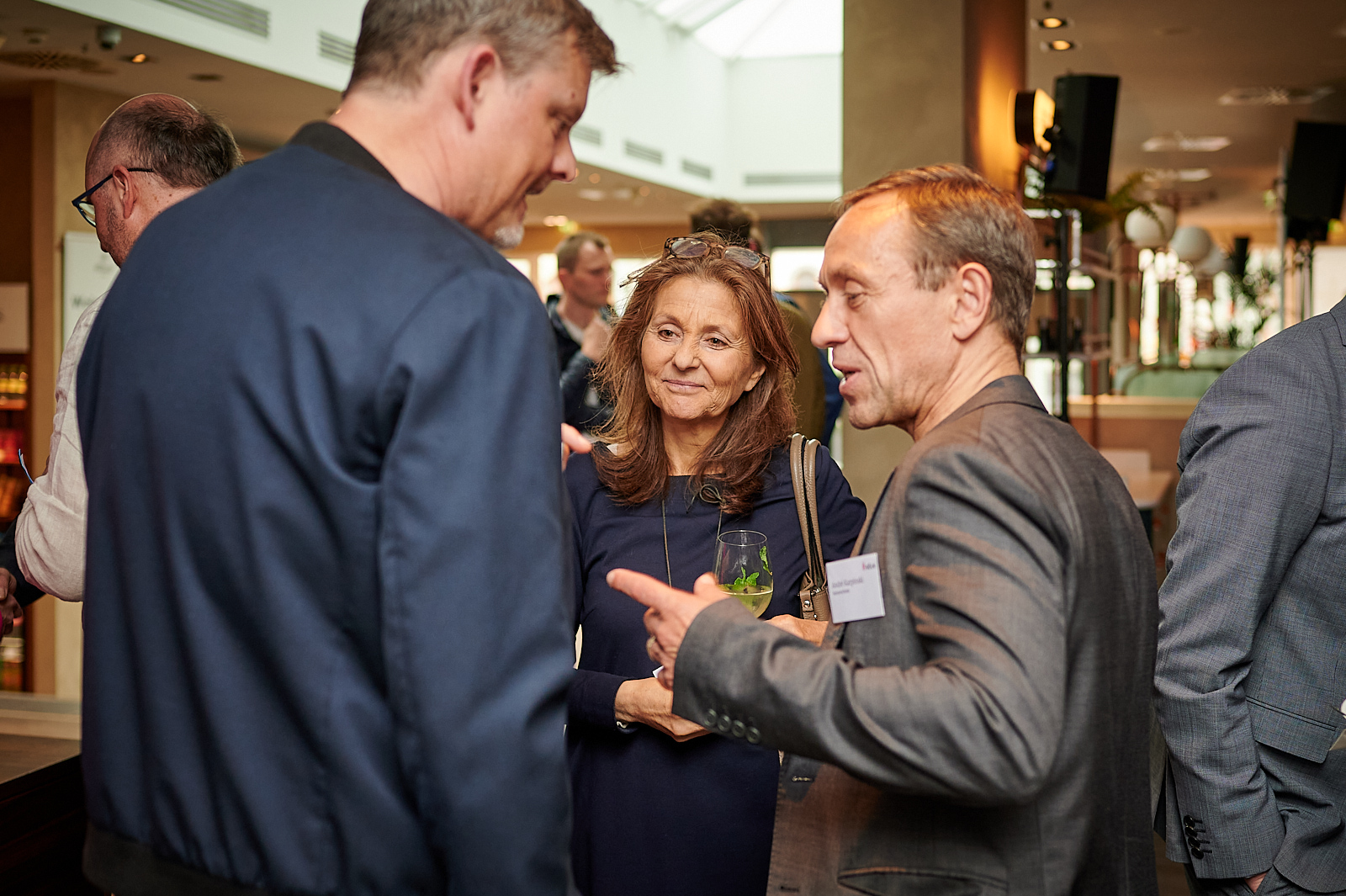Gäste unterhalten sich auf der Networking Veranstaltung