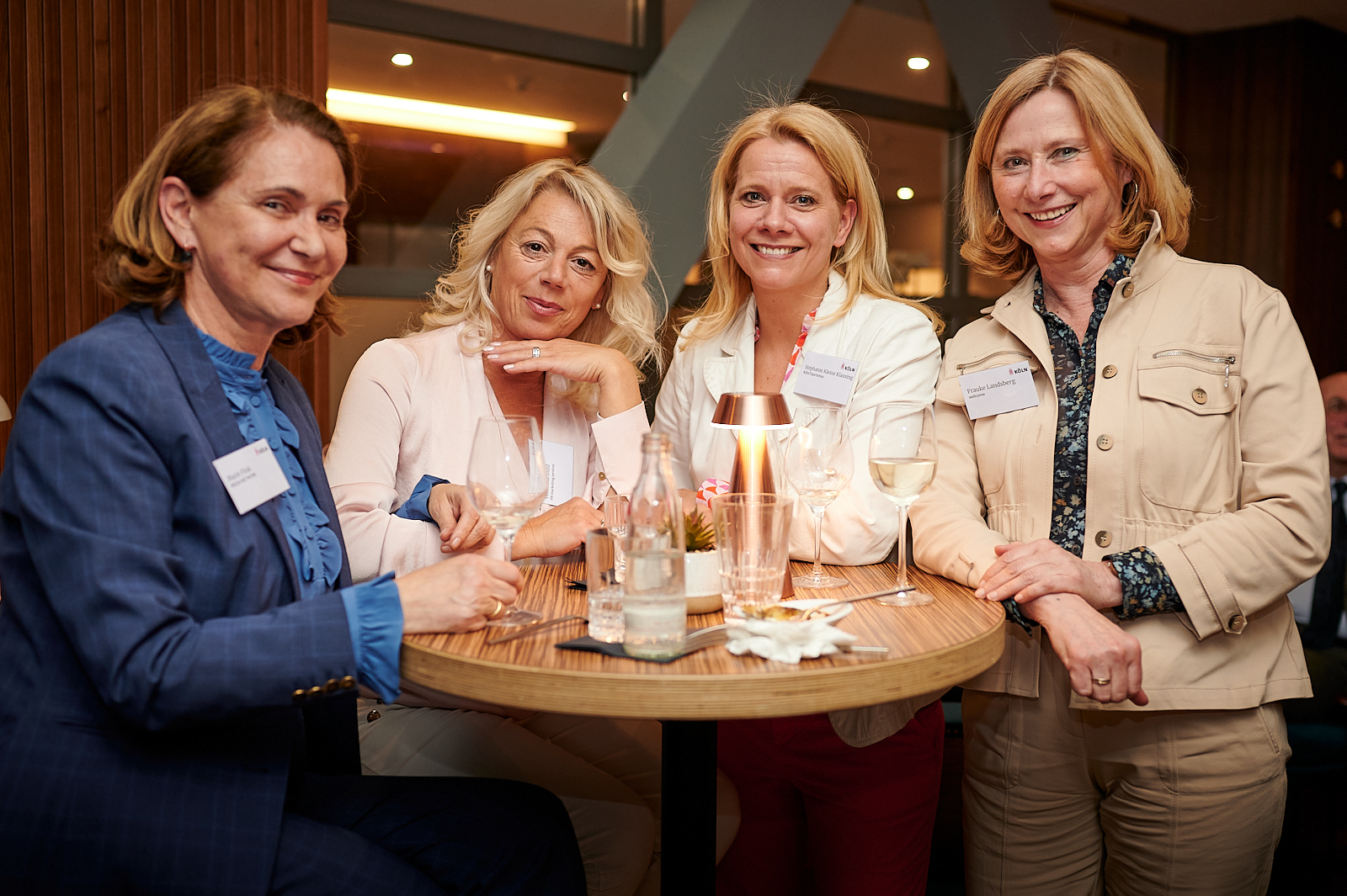 Vier Frauen auf einem Gruppenfoto