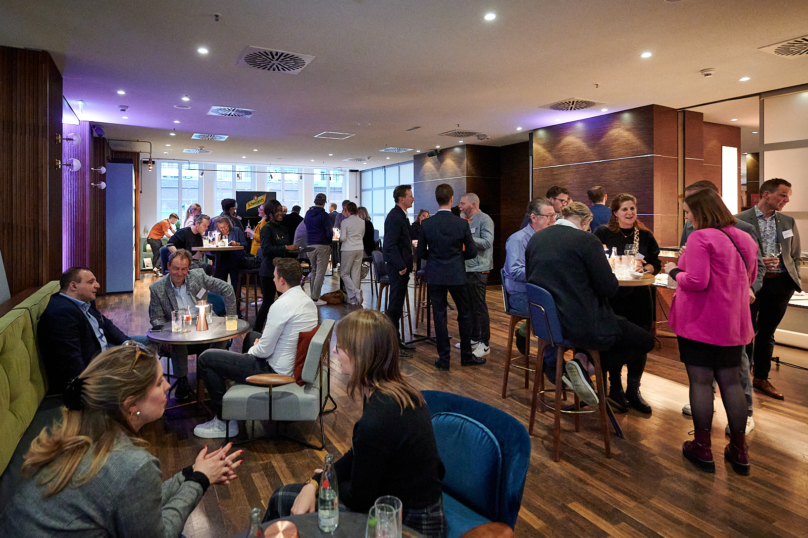 Gäste unterhalten sich auf der Networking Veranstaltung