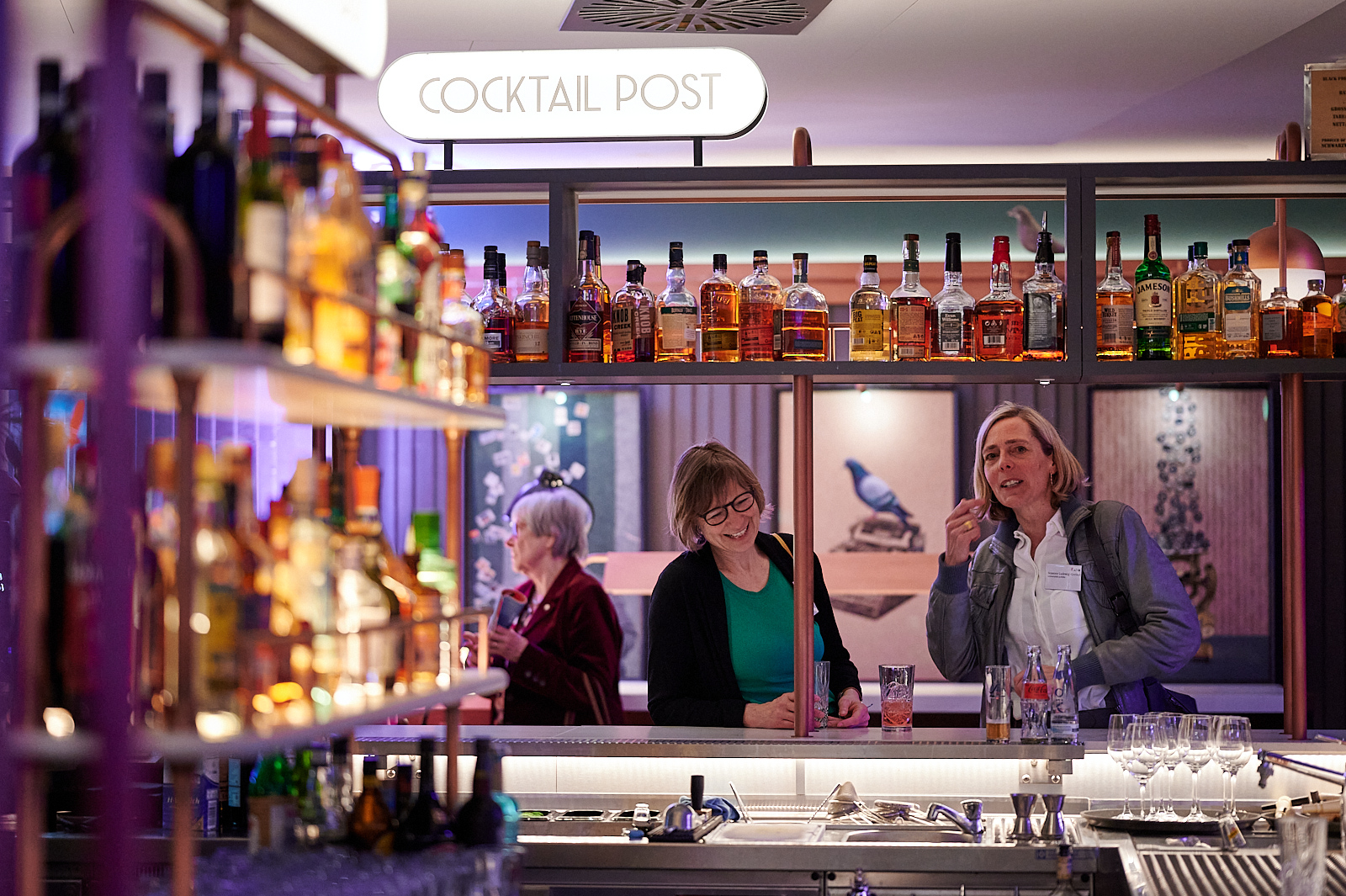 Zwei Frauen stehen an der Bar