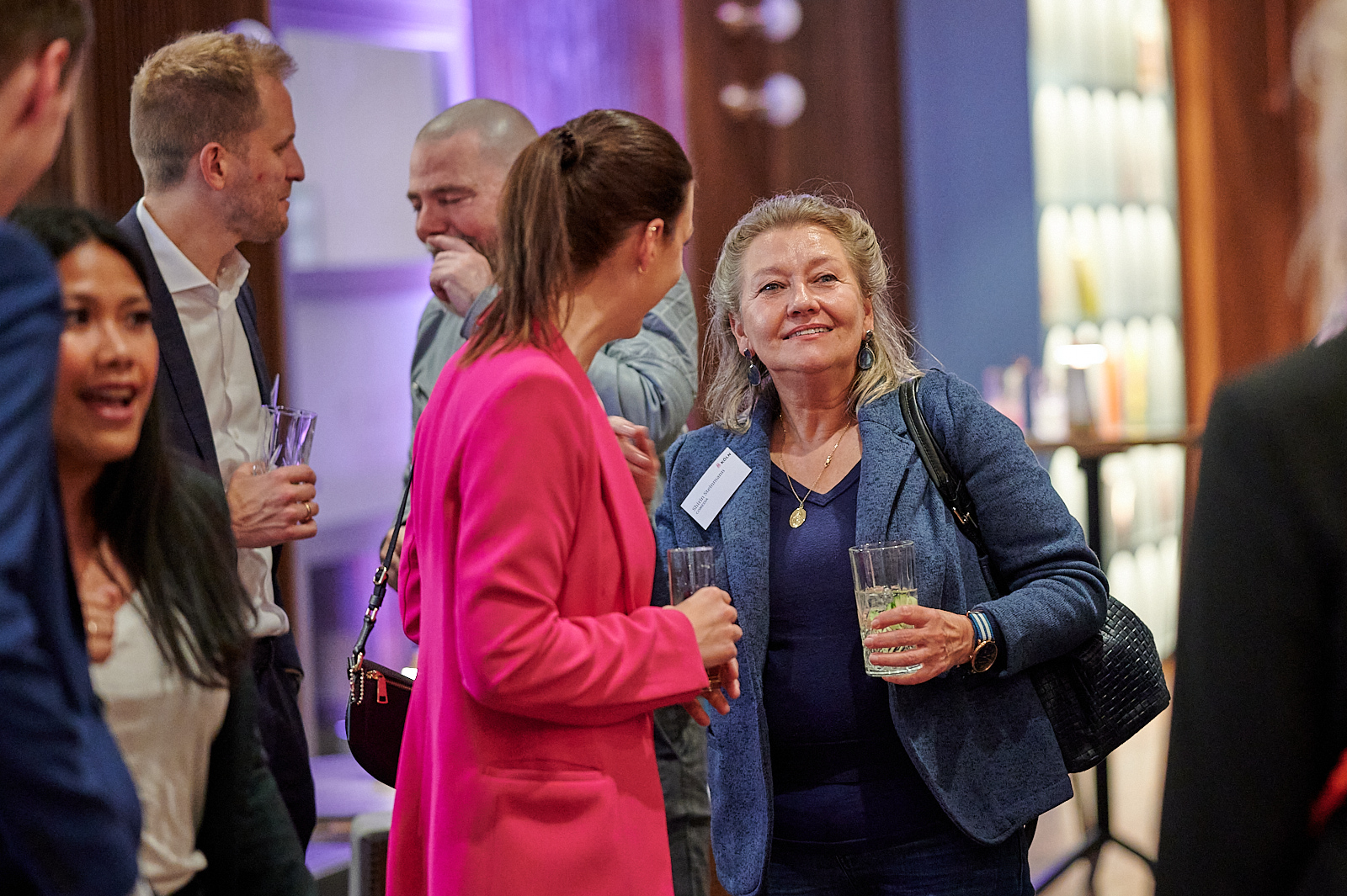 Gäste unterhalten sich auf der Networking Veranstaltung