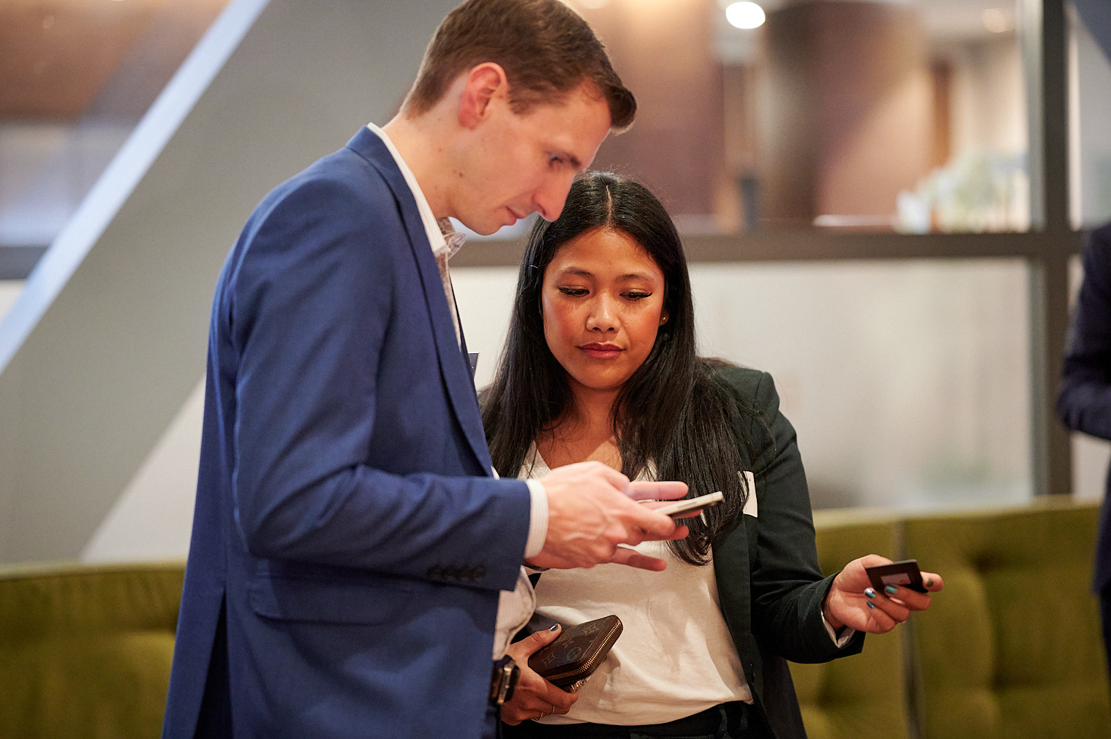 Gäste unterhalten sich auf der Networking Veranstaltung