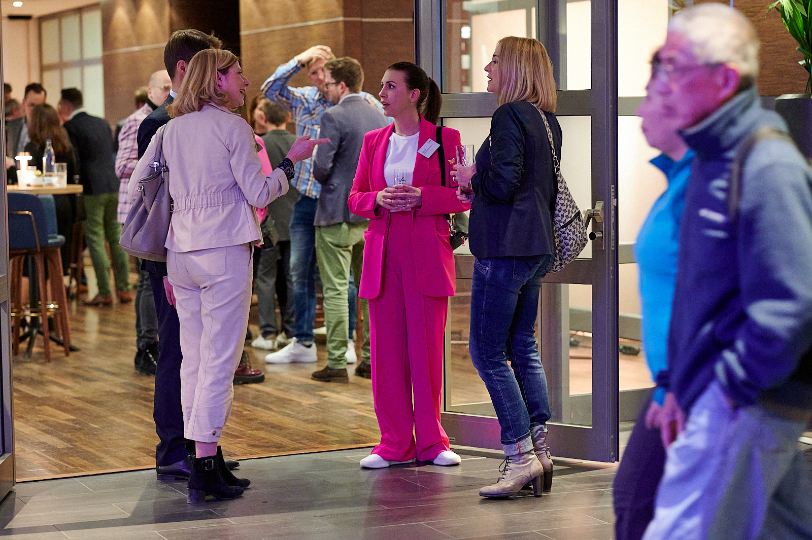 Gäste unterhalten sich auf der Networking Veranstaltung