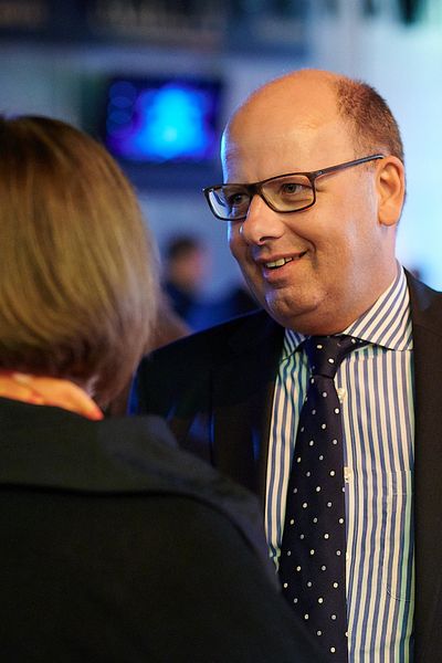 Personen unterhalten sich auf einem Networking Event