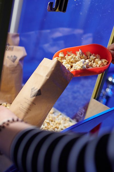 Popcorn wird in eine Tüte gefüllt