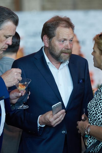 Personen unterhalten sich auf einem Networking Event