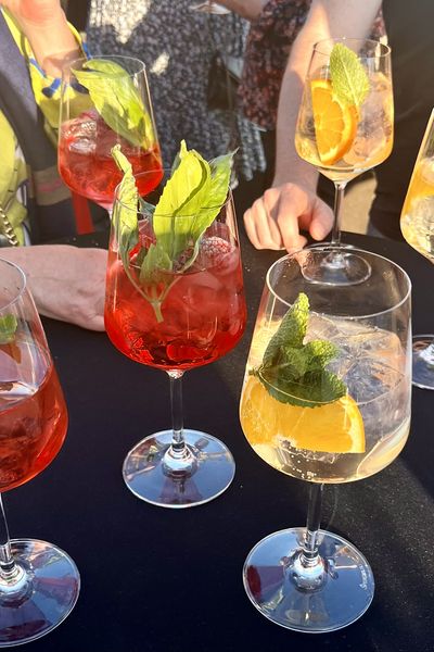 Aperitifs auf einem Stehtisch
