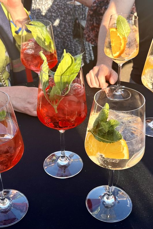 Aperitifs auf einem Stehtisch