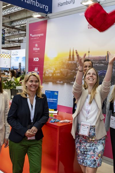 Teamfoto des CCB am Messestand, Lisa fängt den roten Kuscheldom