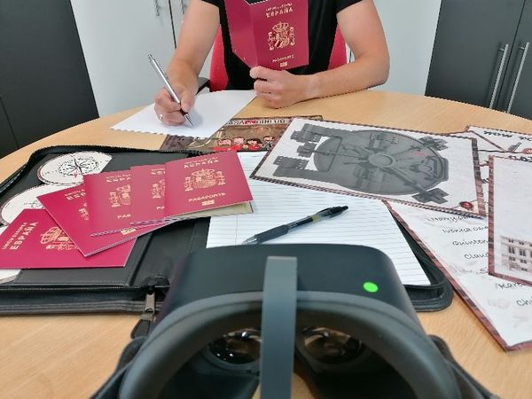 Live Escape Game: Spielreisepässe liegen verteilt auf einem Tisch