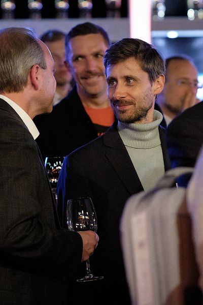 Personen unterhalten sich auf einem Networking Event