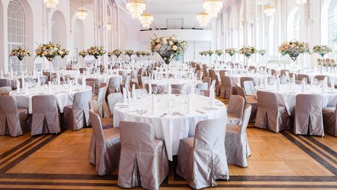 Festsaal der Flora Köln mit festlich gedeckten, runden Banketttischen