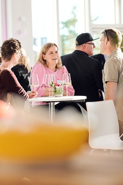 Menschen unterhalten sich auf einer Networking Veranstaltung