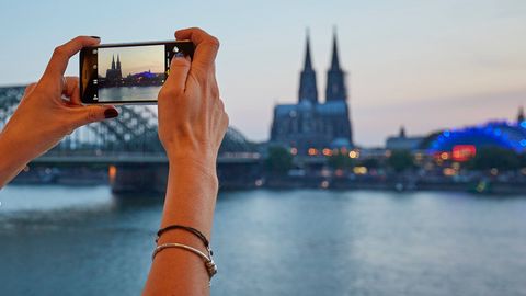 Besucher macht ein Foto bei den Kölner Lichtern ©KölnTourismus GmbH, Dieter Jacobi