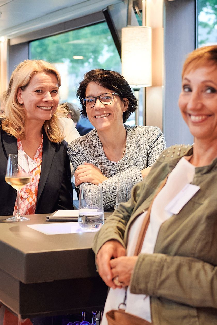 Personen auf einem Networking Event: Stefanie Kleine Klausing und Bettina Schwiering lächeln in die Kamera