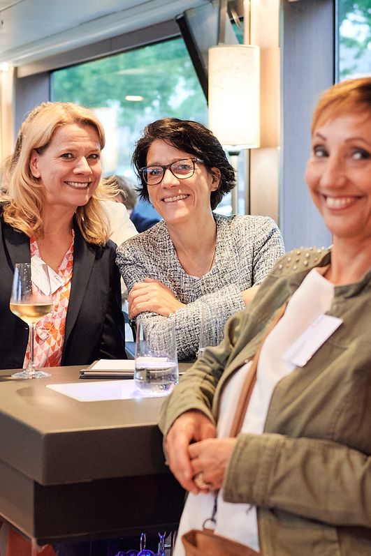 Personen auf einem Networking Event: Stefanie Kleine Klausing und Bettina Schwiering lächeln in die Kamera