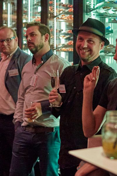 Gäste unterhalten sich auf der Networking Veranstaltung
