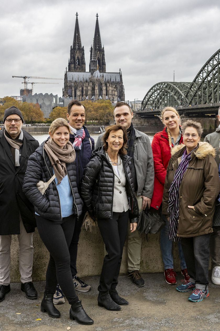 Gruppenfoto der Fam Trip Gruppe mit Dom und Hohenzollernbrücke im Hintergrund