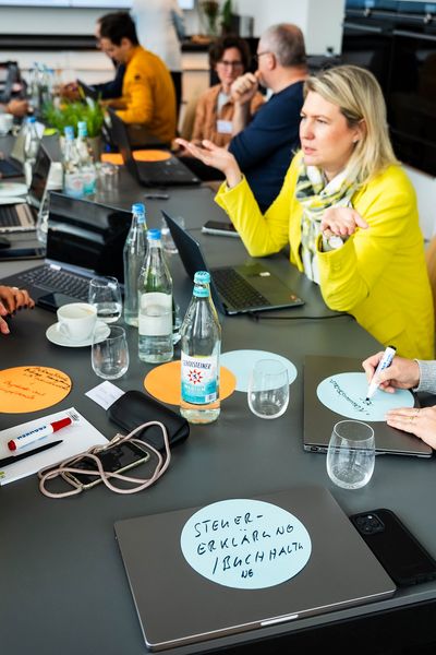 Workshopteilnehmer unterhalten sich angeregt