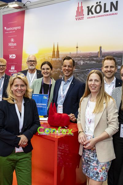 Teamfoto CCB und Branchenpartner vor dem Messestand des CCB