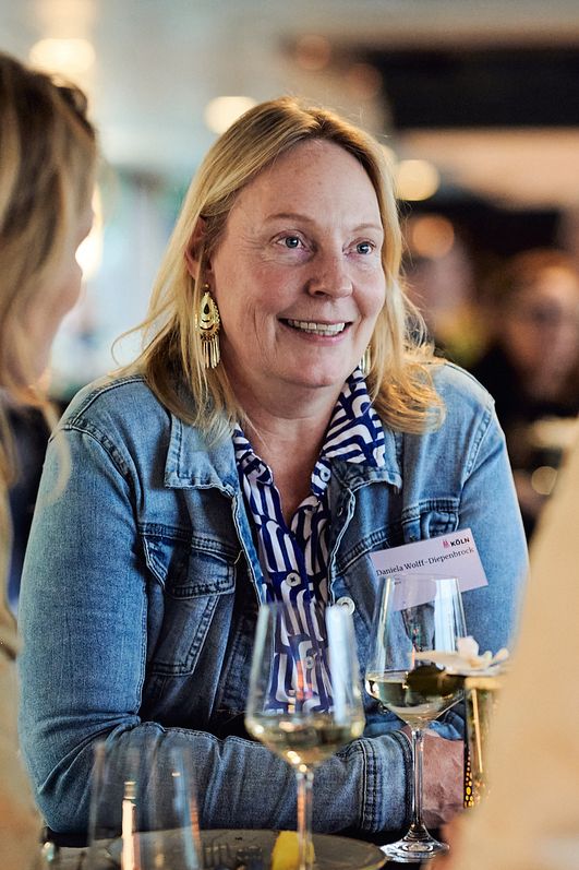Frauen unterhalten sich auf einem Networking Event