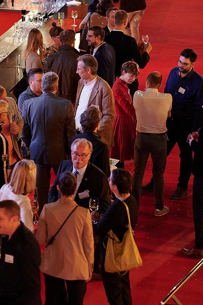 Personen unterhalten sich auf einem Networking Event