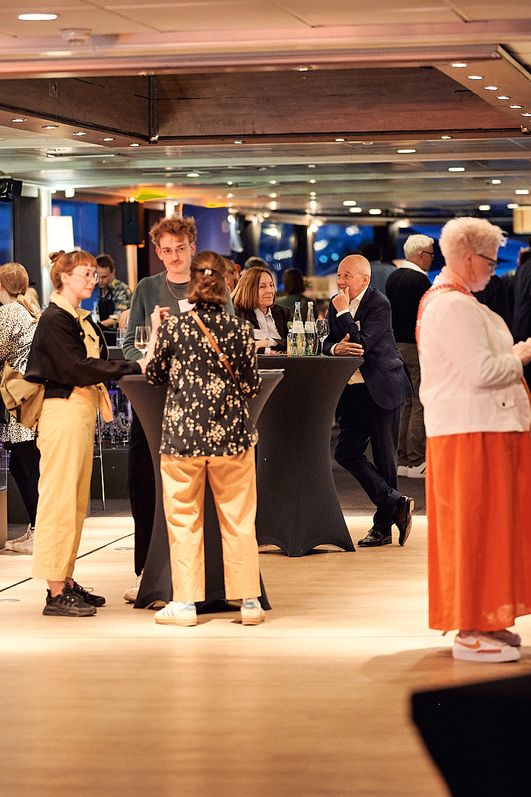 Menschenmenge auf einem Schiff beim Networking Event